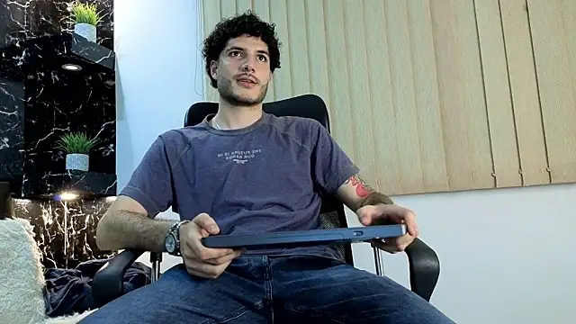 Snapshot of Rafael_Mendezz chatting on 03/08/26, 02:04 Rafael Mendezz online show from 03/08/26, 02:04