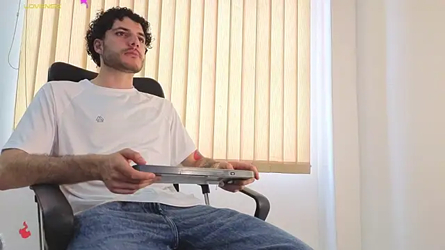 Snapshot of Rafael_Mendezz chatting on 03/17/26, 08:34 Rafael Mendezz online show from 03/17/26, 08:34