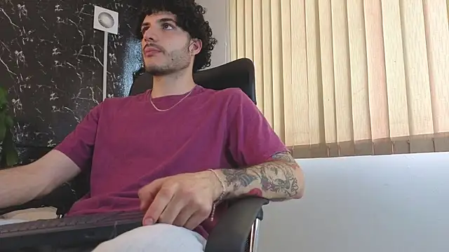 Snapshot of Rafael_Mendezz chatting on 04/15/26, 08:42 Rafael Mendezz online show from 04/15/26, 08:42