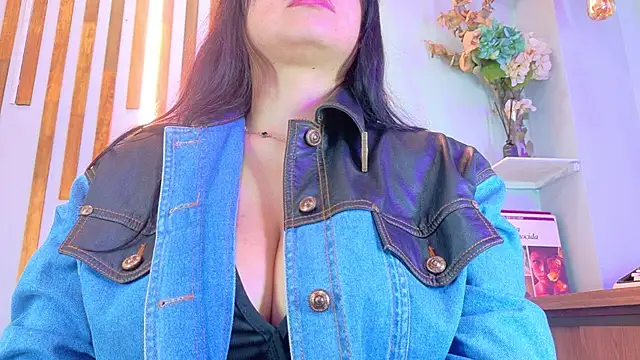 Snapshot of Jennifer_Vega1 chatting on 10/11/25, 11:06 Jennifer Vega1 online show from 10/11/25, 11:06
