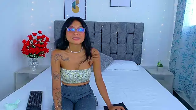 Soffia Konig  online show from 12/14/25, 07:19