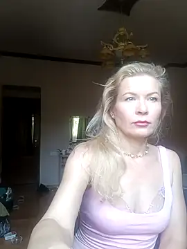 Julia Giulia online show from 10/03/25, 10:39