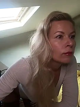 Julia Giulia online show from 10/25/25, 04:55