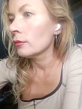 Julia Giulia online show from 11/12/25, 07:51