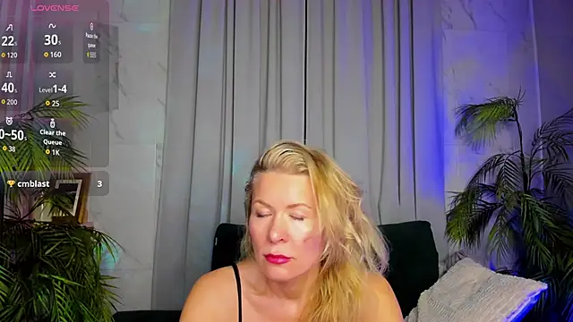 Julia Giulia online show from 03/27/26, 08:22