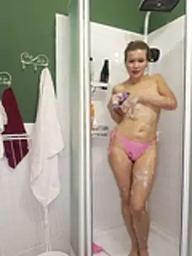 Julia Giulia online show from 12/16/25, 08:13