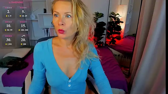 Julia Giulia online show from 06/25/26, 06:24