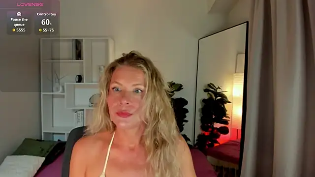 Julia Giulia online show from 07/09/26, 08:30