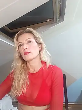 Julia Giulia online show from 10/25/25, 05:02