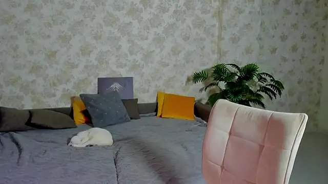 Julia Giulia online show from 12/23/25, 06:45