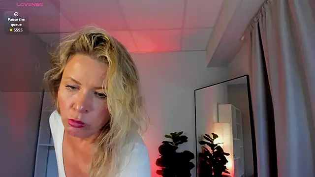 Julia Giulia online show from 05/21/26, 09:45