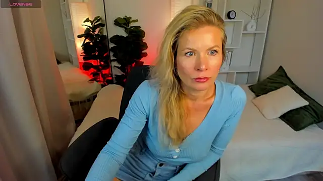 Julia Giulia online show from 06/18/26, 06:57