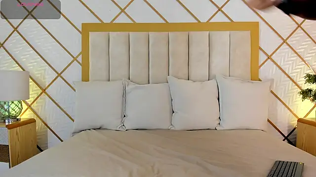 Snapshot of cocoamore chatting on 11/21/25, 11:20 cocoamore online show from 11/21/25, 11:20