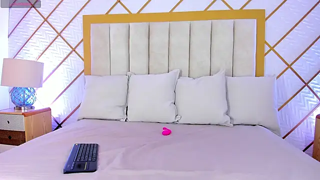 Snapshot of cocoamore chatting on 12/18/25, 11:36 cocoamore online show from 12/18/25, 11:36