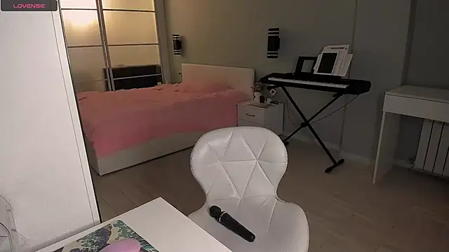 LolaVexx online show from 10/28/25, 04:06