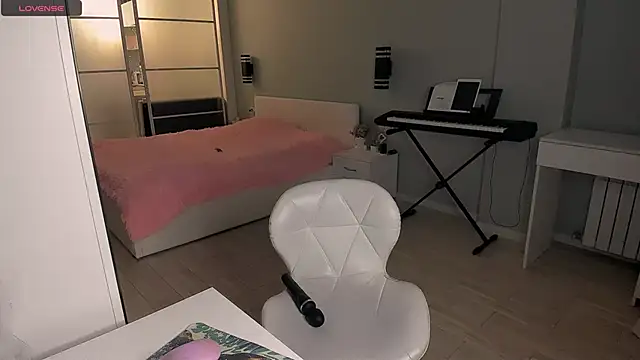 LolaVexx online show from 11/28/25, 03:45