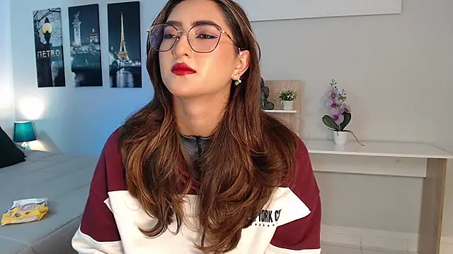 Snapshot of madame_lottie chatting on 09/13/25, 12:38 madame lottie online show from 09/13/25, 12:38