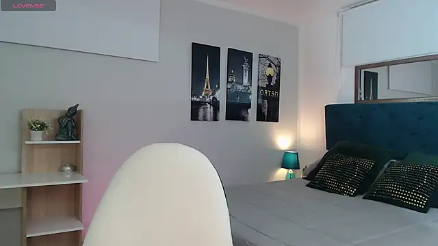 Snapshot of madame_lottie chatting on 10/07/25, 12:39 madame lottie online show from 10/07/25, 12:39