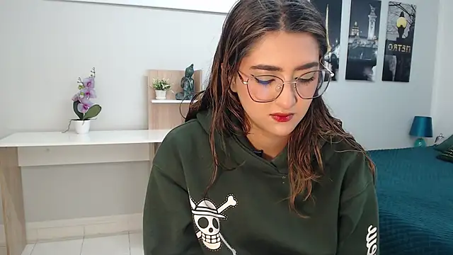 Snapshot of madame_lottie chatting on 10/15/25, 12:35 madame lottie online show from 10/15/25, 12:35