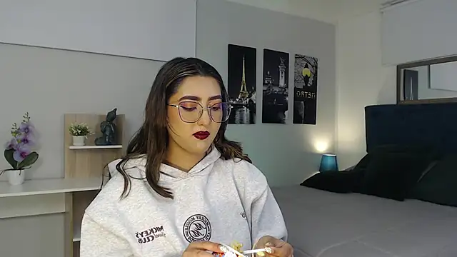 Snapshot of madame_lottie chatting on 09/18/25, 12:41 madame lottie online show from 09/18/25, 12:41