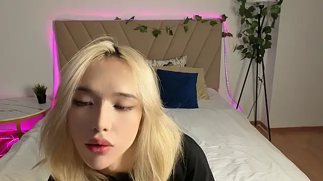 Snapshot of okerriella chatting on 06/17/26, 02:49 okerriella online show from 06/17/26, 02:49