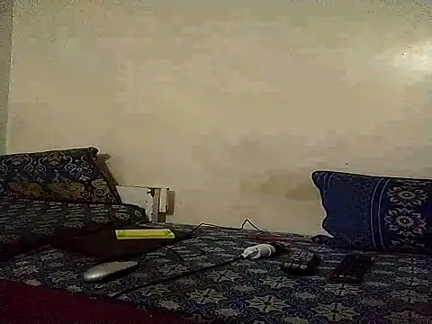 Snapshot of moroooooooo12 chatting on 09/15/25, 08:37 moroooooooo12 online show from 09/15/25, 08:37