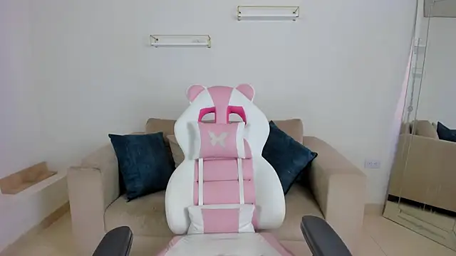 april smiith online show from 11/08/25, 12:20