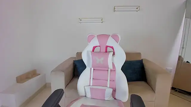 april smiith online show from 09/18/25, 12:30