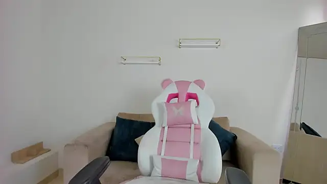 april smiith online show from 12/02/25, 12:18