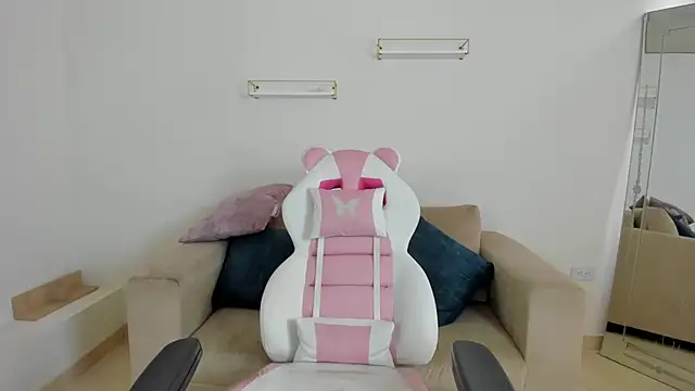 april smiith online show from 10/31/25, 12:24