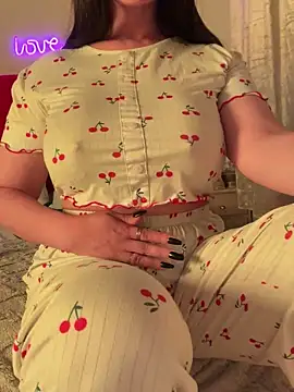 Snapshot of OnlyRima chatting on 02/07/26, 11:24 OnlyRima online show from 02/07/26, 11:24