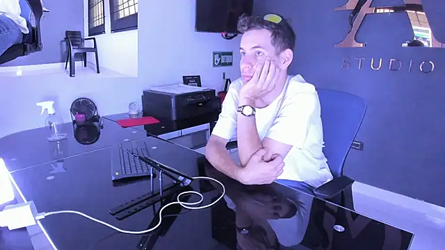 lara and danny online show from 09/28/25, 04:36