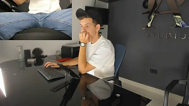 lara and danny online show from 09/27/25, 03:18