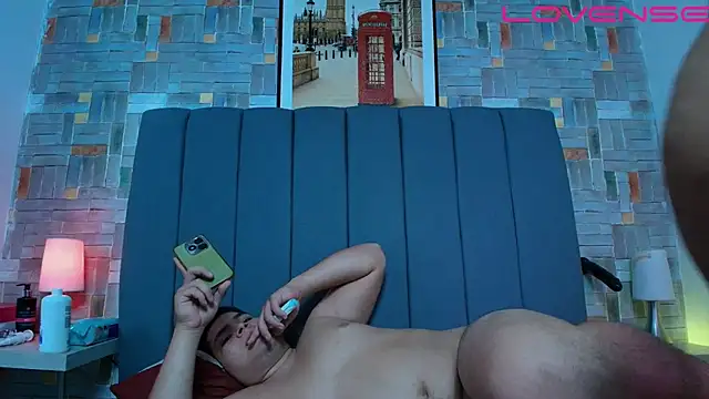 naomi campbel  online show from 03/30/26, 02:46