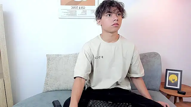 Snapshot of Honeymoon_sariel chatting on 02/23/26, 01:55 Honeymoon sariel online show from 02/23/26, 01:55