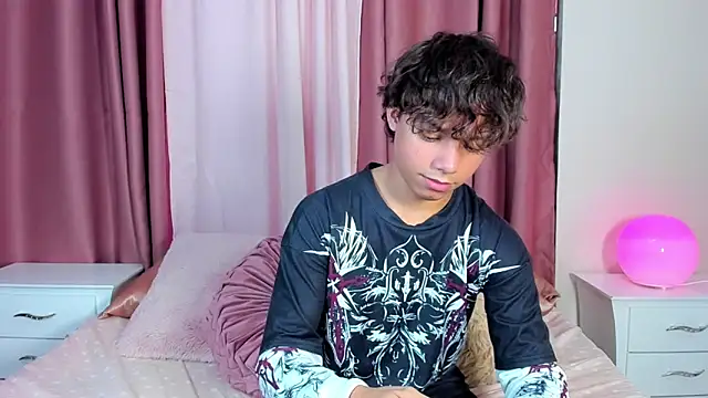 Snapshot of Honeymoon_sariel chatting on 01/16/26, 08:35 Honeymoon sariel online show from 01/16/26, 08:35