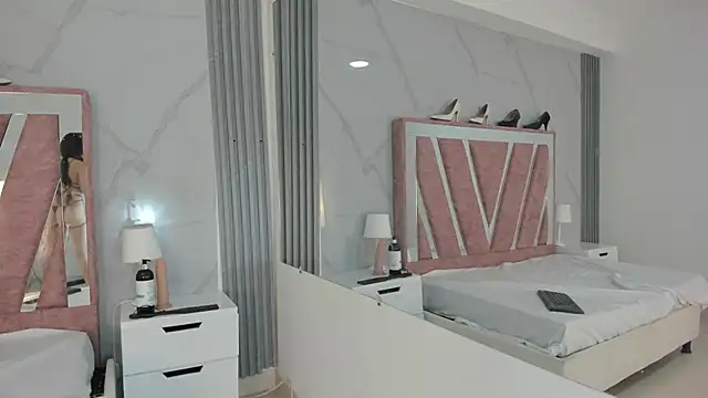 Megan Sweetas online show from 10/21/25, 06:29