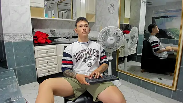 Snapshot of Thomas_moon chatting on 09/13/25, 12:49 Thomas moon online show from 09/13/25, 12:49