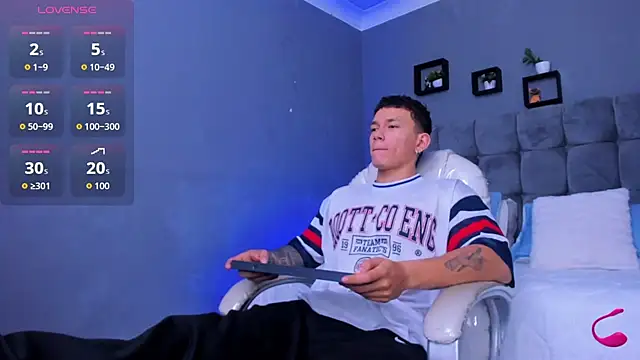 Snapshot of Thomas_moon chatting on 11/11/25, 10:54 Thomas moon online show from 11/11/25, 10:54