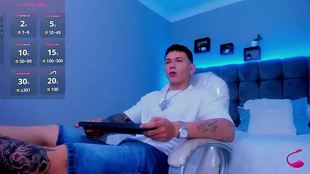 Snapshot of Thomas_moon chatting on 11/30/25, 02:18 Thomas moon online show from 11/30/25, 02:18