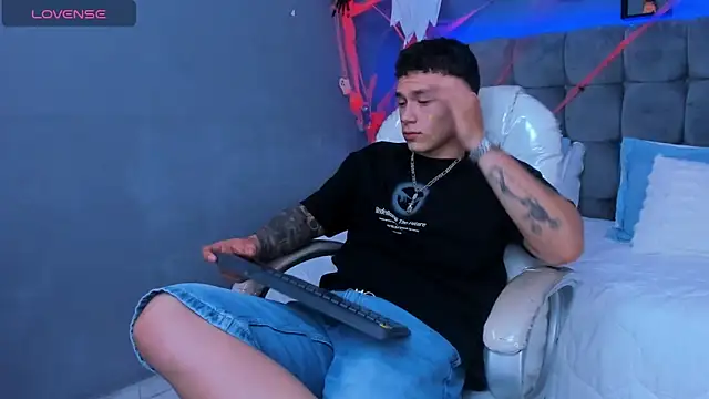 Snapshot of Thomas_moon chatting on 11/03/25, 09:29 Thomas moon online show from 11/03/25, 09:29