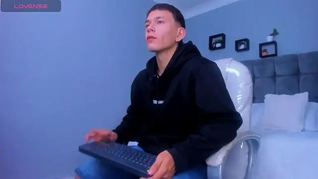 Snapshot of Thomas_moon chatting on 12/03/25, 12:37 Thomas moon online show from 12/03/25, 12:37