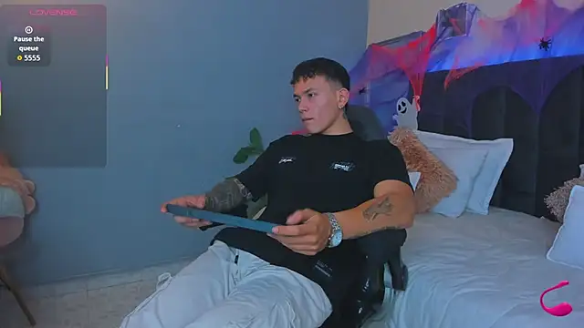 Snapshot of Thomas_moon chatting on 10/24/25, 12:26 Thomas moon online show from 10/24/25, 12:26