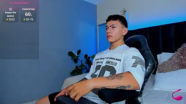 Snapshot of Thomas_moon chatting on 11/06/25, 10:30 Thomas moon online show from 11/06/25, 10:30