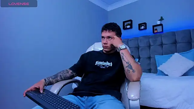 Snapshot of Thomas_moon chatting on 11/27/25, 12:05 Thomas moon online show from 11/27/25, 12:05