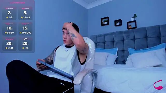 Snapshot of Thomas_moon chatting on 11/21/25, 02:05 Thomas moon online show from 11/21/25, 02:05