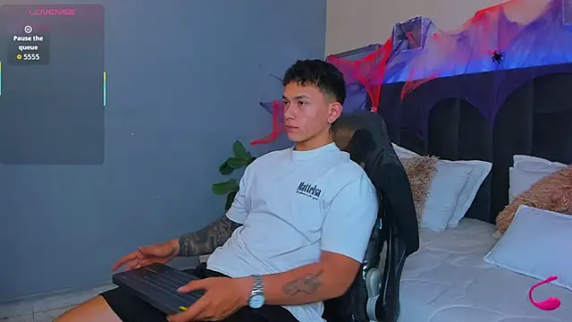 Snapshot of Thomas_moon chatting on 10/25/25, 12:17 Thomas moon online show from 10/25/25, 12:17