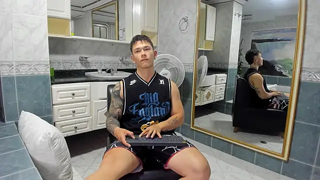 Snapshot of Thomas_moon chatting on 09/12/25, 12:05 Thomas moon online show from 09/12/25, 12:05