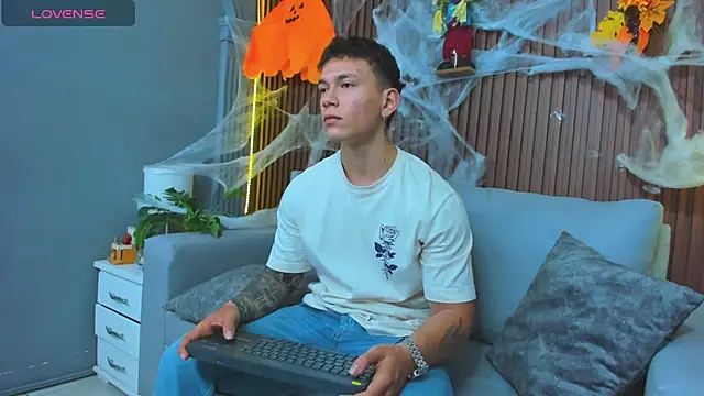 Snapshot of Thomas_moon chatting on 10/29/25, 11:20 Thomas moon online show from 10/29/25, 11:20