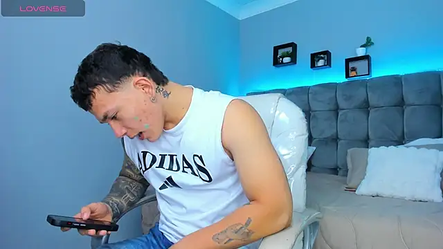 Snapshot of Thomas_moon chatting on 12/16/25, 01:04 Thomas moon online show from 12/16/25, 01:04